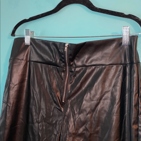 Elegant Black Leather pants with trim fur in the leg - Picture 4 of 14